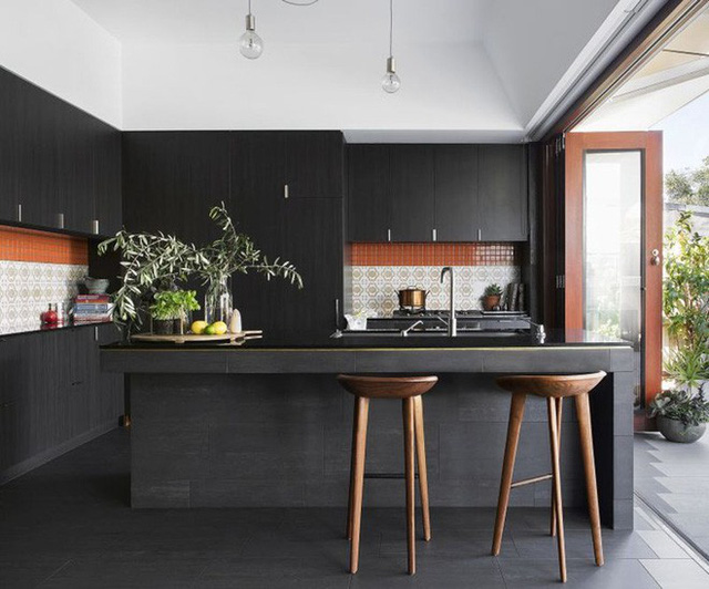  Ngay cả một căn bếp được thiết kế chủ yếu bằng màu đen như thế này cũng đủ khiến bạn bị cuốn hút. 