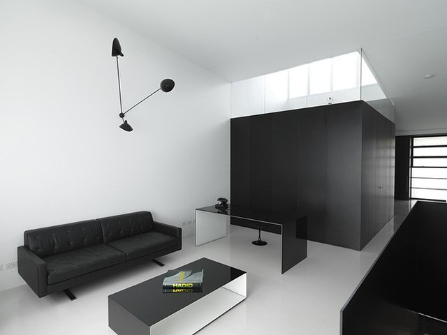  Bạn có thể sở hữu một căn phòng khách với gam màu đen trắng vừa hiện đại vừa tối giản thế này. 